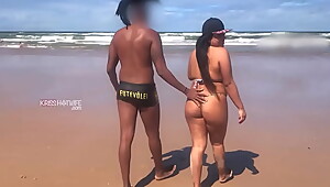 Kriss Hotwife Aos Beijos e Amassos Na Praia Com Realizador Baiano