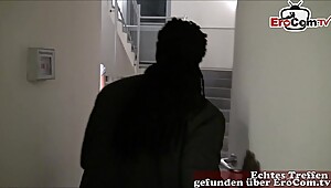 Deutscher riesenschwanz Neger fickt 2 Frauen im Treppenhaus im Dreier